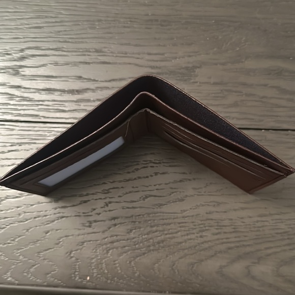 Men’s bi fold brown wallet. Holds credit cards and drivers license window - Picture 4 of 5
